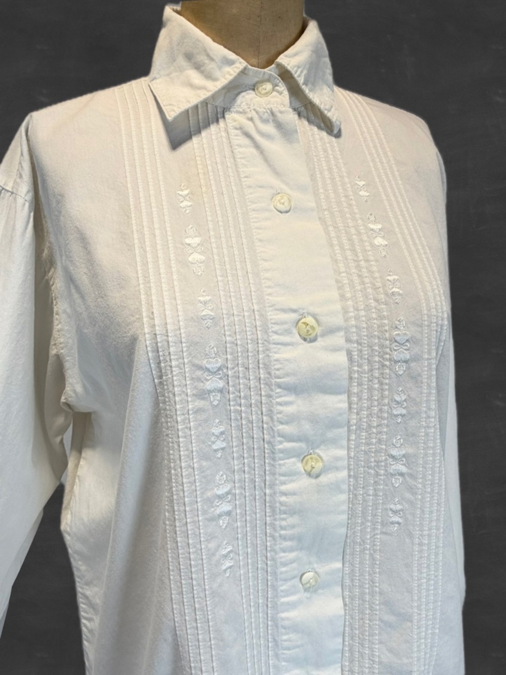 VINTAGE crisp white 100% cotton button down shirt women’s embroidered hearts 90s